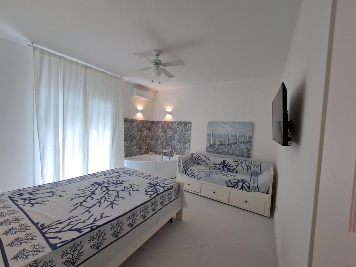 Blue Life, Sea-Luxury Rooms On The Beach Between Palermo And Cefalu' Кастельдачча Екстер'єр фото