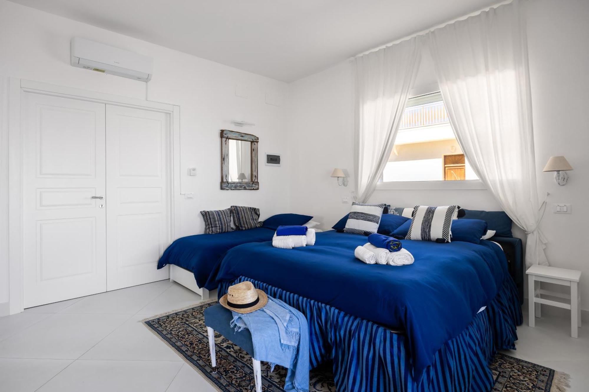 Blue Life, Sea-Luxury Rooms On The Beach Between Palermo And Cefalu' Кастельдачча Номер фото
